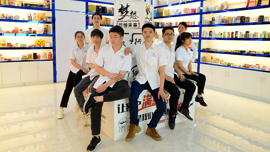 8名资深铁盒设计师 8名资深铁盒设计师